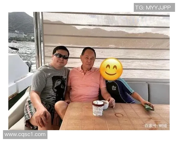 足球巨星与家人温馨合影展现幸福时光 共享天伦之乐