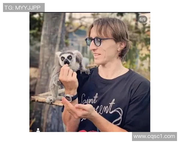 足球球星酷炫登场 佩戴墨镜展现个性与魅力