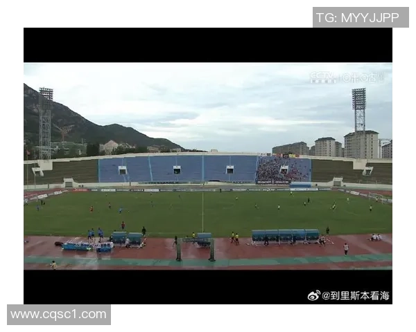 足球球星携手共度美好时光，甜蜜夫妻档引领球场外的新风潮